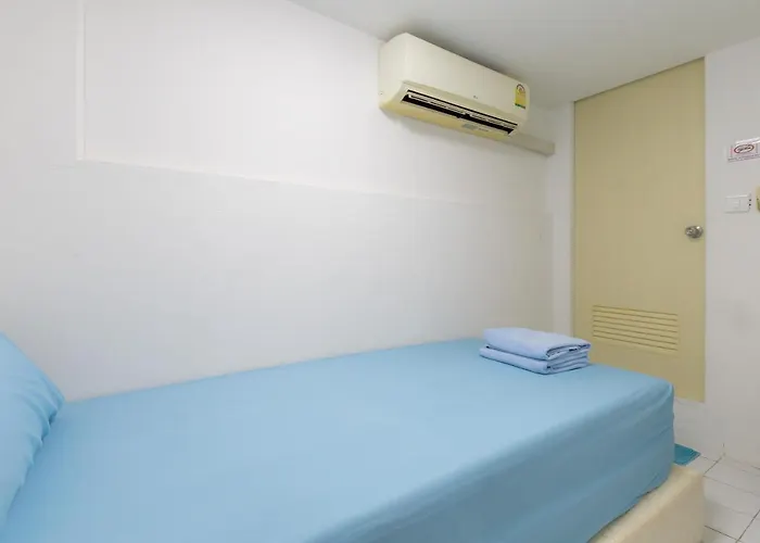3 Plus 1 Hostel, Asoke