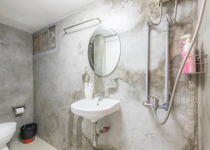 3 Plus 1 Hostel, Asoke